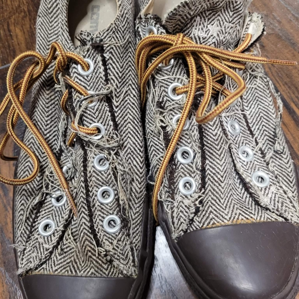 Converse men's Zise 8;